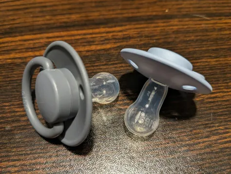 Photo of a similar item: Philips Avent Soothie Pacifiers, 0-3 Months, 4-Pack