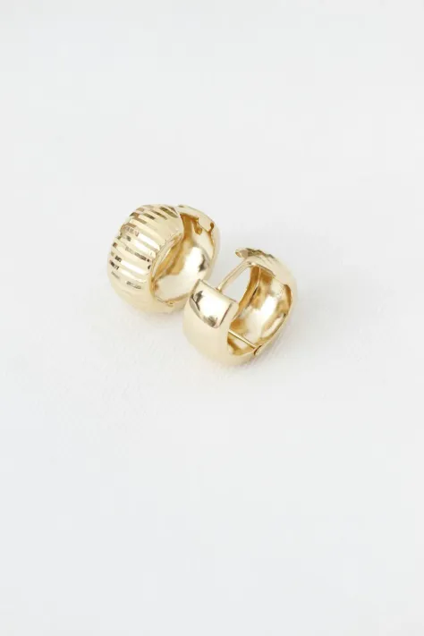 Photo of a similar item: PAVOI Thick Huggie Hoop Earrings, 14K Gold Plated, 13 mm