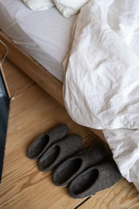 Photo of a similar item: MEROCOAT Handmade Wool Felt Clog Slippers, Gray