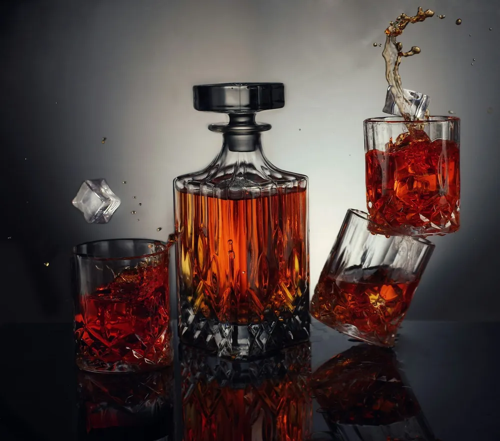Photo of a similar item: LIGHTEN LIFE Whiskey Decanter Set with 4 Glasses
