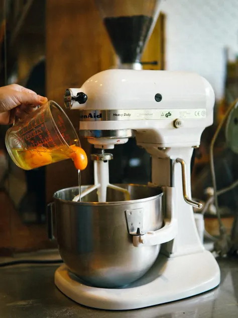 Photo of a similar item: KitchenAid Artisan 5 Qt Tilt-Head Stand Mixer, Contour Silver