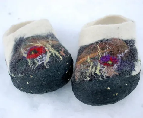 Photo of a similar item: MEROCOAT Handmade Wool Felt Clog Slippers, Gray