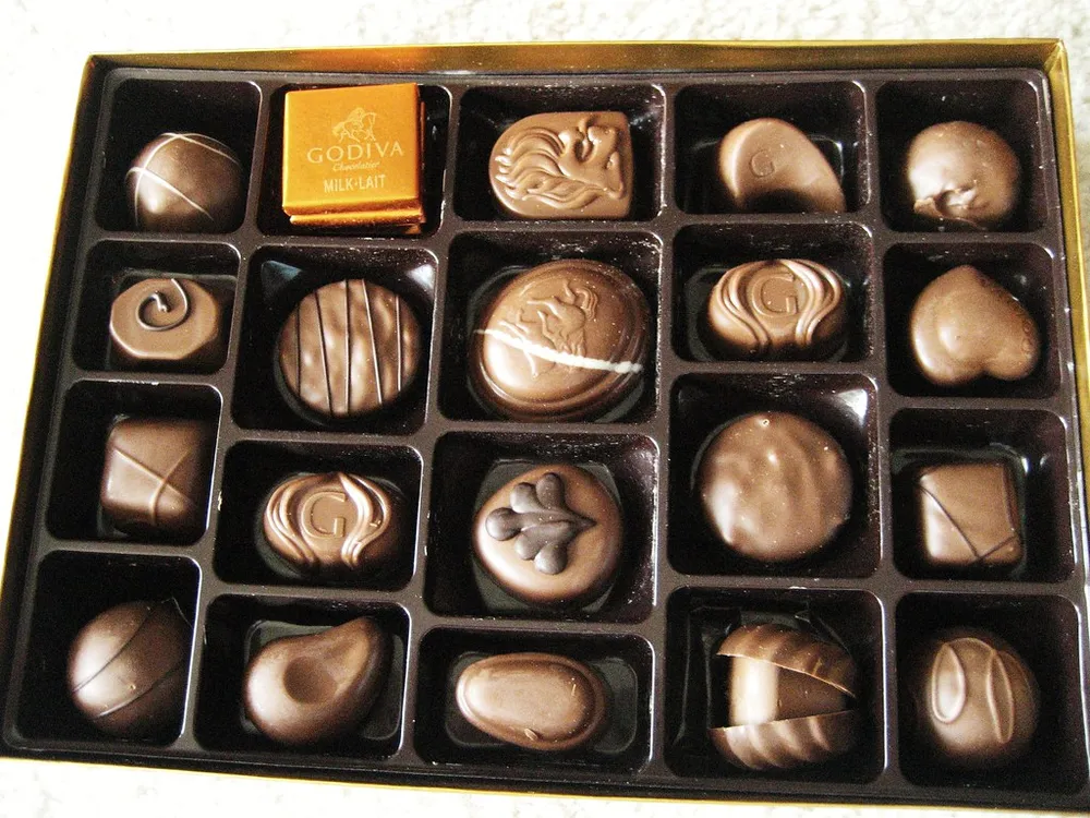 Photo of a similar item: GODIVA Celebration Gold Gift Box, 15 Pieces